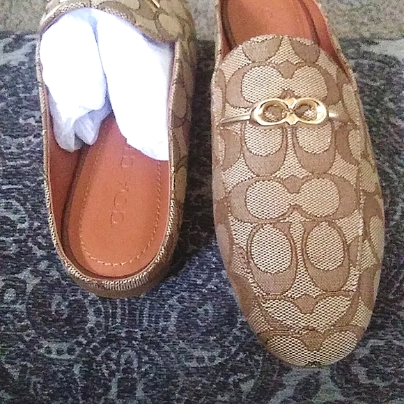 COACH SHOES like new - Picture 3 of 4